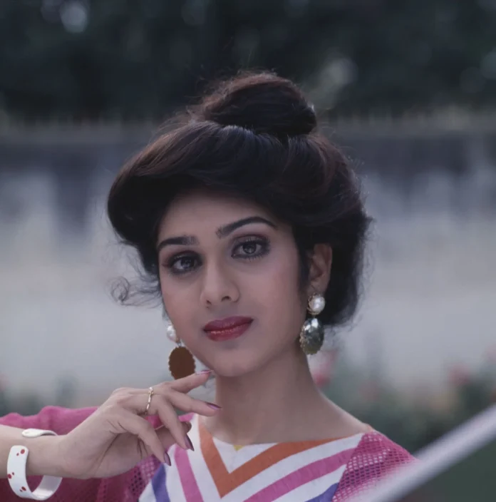 Meenakshi Seshadri Meenakshi Seshadri: Boyfriends, Husband, Family, Net Worth, Affairs, Body Measurements